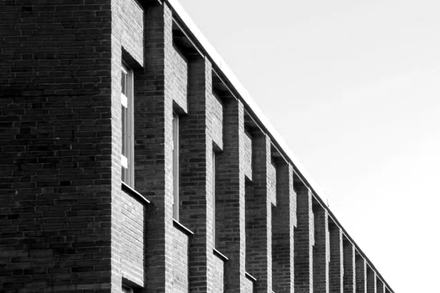 E-huset i svartvitt. Foto.